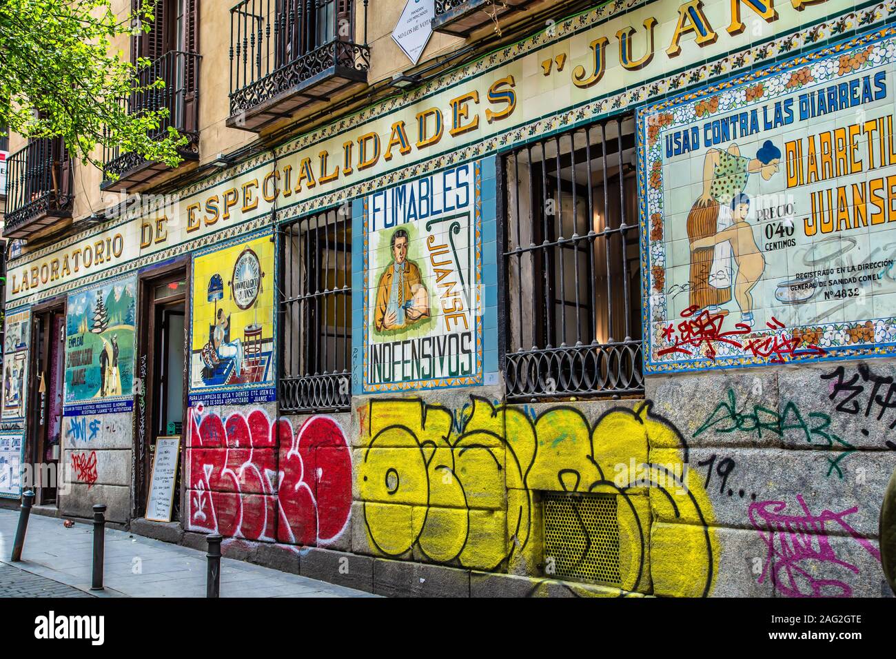 Madrid, du quartier typique de Malasana, un lieu fréquenté par des artistes qui peignent de très belles peintures murales Banque D'Images