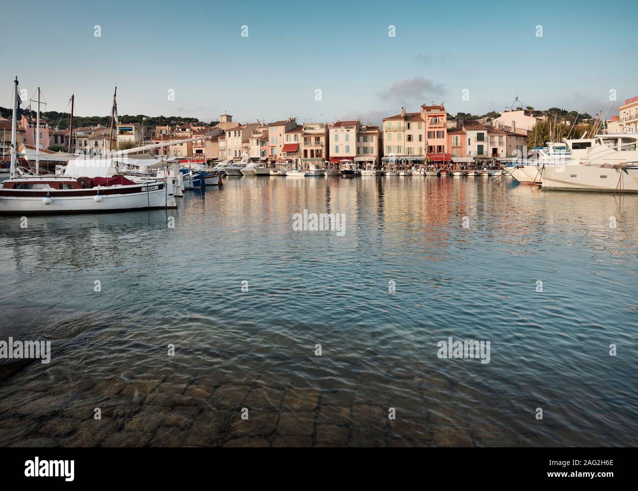 Port de cassis au bord de la ville port avec bateaux et maisons colorées, dans le sud de la France, l'Occitan. Photographie de voyages Cassis. Banque D'Images