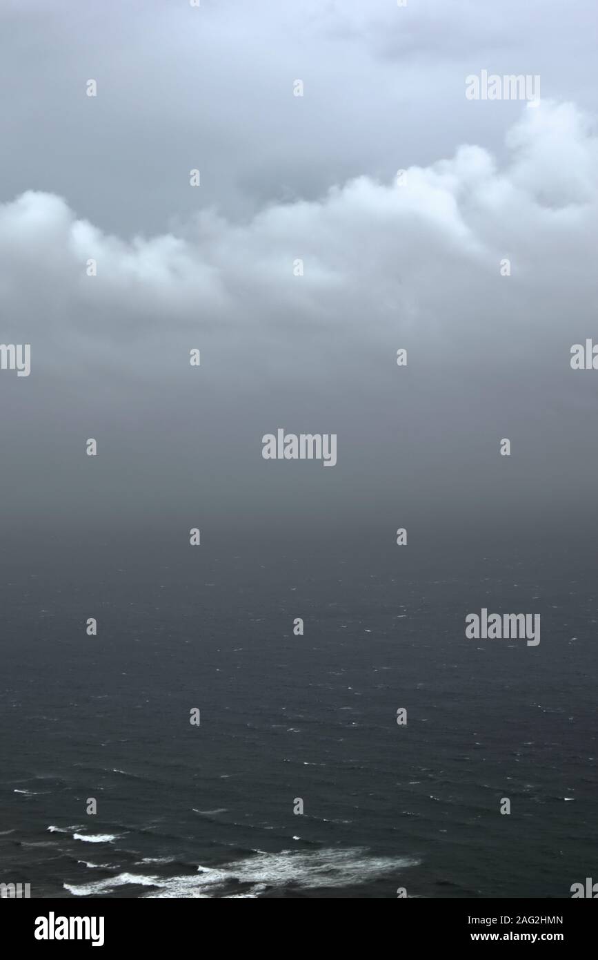 Ciel couvert, ciel lourd qui pèse sur une mer agitée, sombre. Banque D'Images