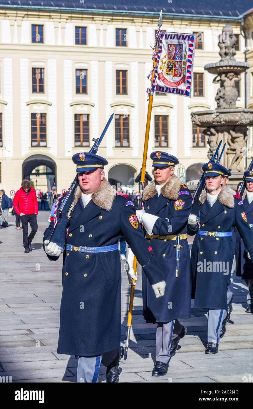 PRAGUE, RÉPUBLIQUE TCHÈQUE - 15 février : les soldats de la garde du château de Prague à mars la cérémonie de relève de la garde d'honneur au 15 février 2 Banque D'Images