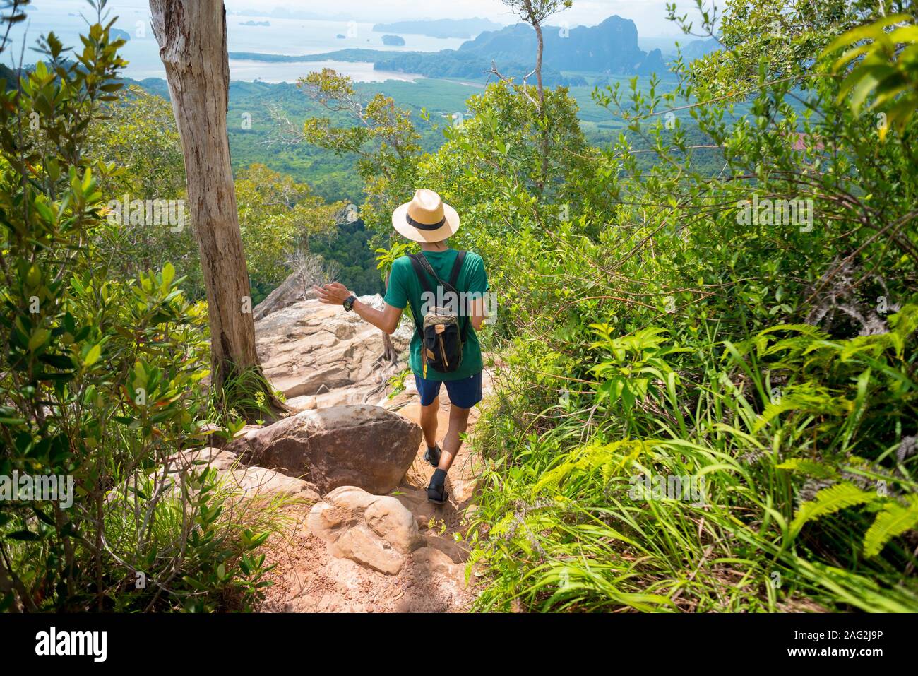 Le meilleur des randonnées le long du chemin rocailleux en forêt tropicale avec paysage magnifique et bien en dessous de la mer à l'horizon, à Krabi, Thaïlande. Sentier nature Nak Ngon Khao Banque D'Images
