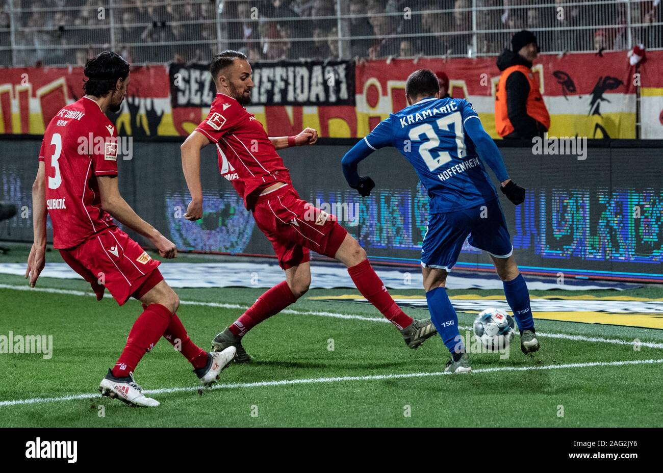 Berlin, Allemagne. 25Th Dec 2019. Soccer : Bundesliga, 1er FC Union Berlin - 1899 Hoffenheim, 16e journée : Hoffenheim's Andrej Kramaric (27) se bat pour la balle. Crédit : Paul Zinken/DPA - NOTE IMPORTANTE : en conformité avec les exigences de la DFL Deutsche Fußball Liga ou la DFB Deutscher Fußball-Bund, il est interdit d'utiliser ou avoir utilisé des photographies prises dans le stade et/ou la correspondance dans la séquence sous forme d'images et/ou vidéo-comme des séquences de photos./dpa/Alamy Live News Banque D'Images