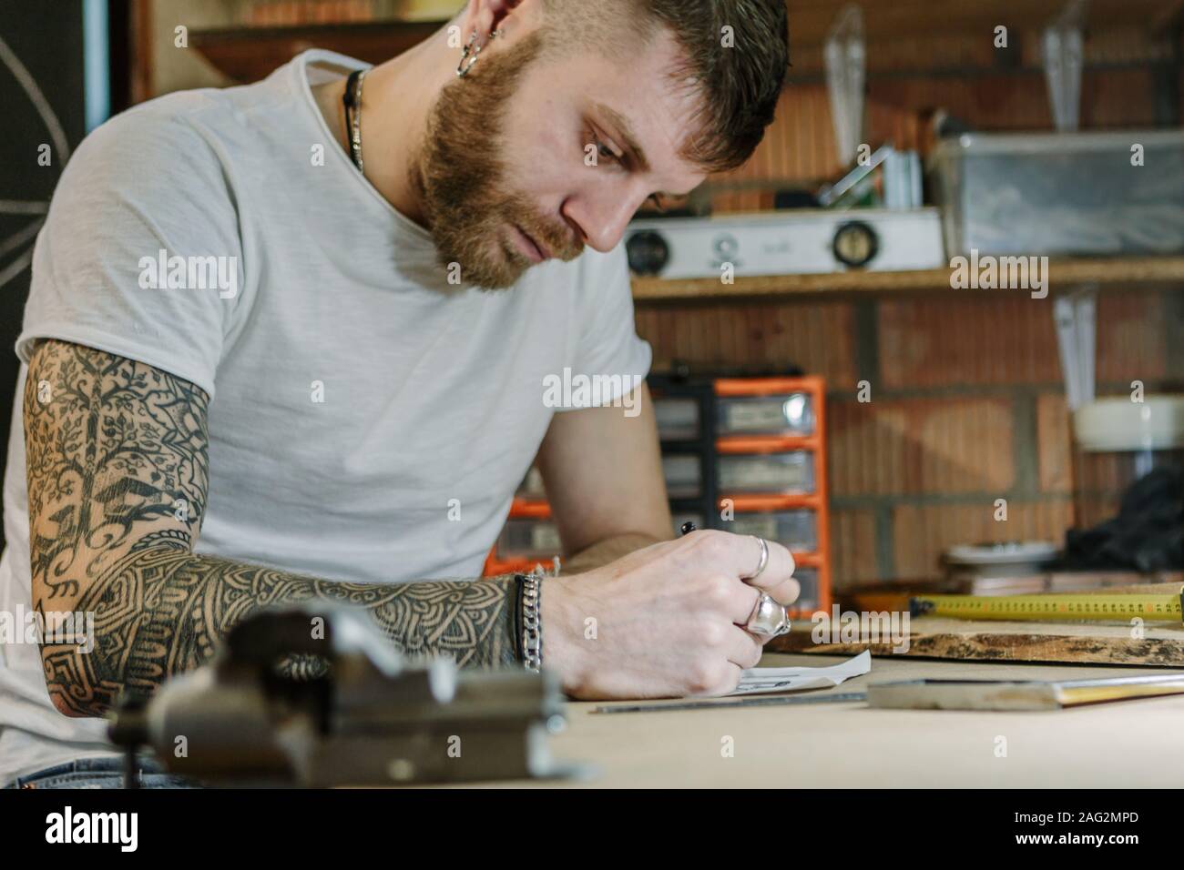 L'artiste artisan créateur d'un nouveau produit en bois dans son atelier à domicile. L'homme au travail sur bois concept Banque D'Images