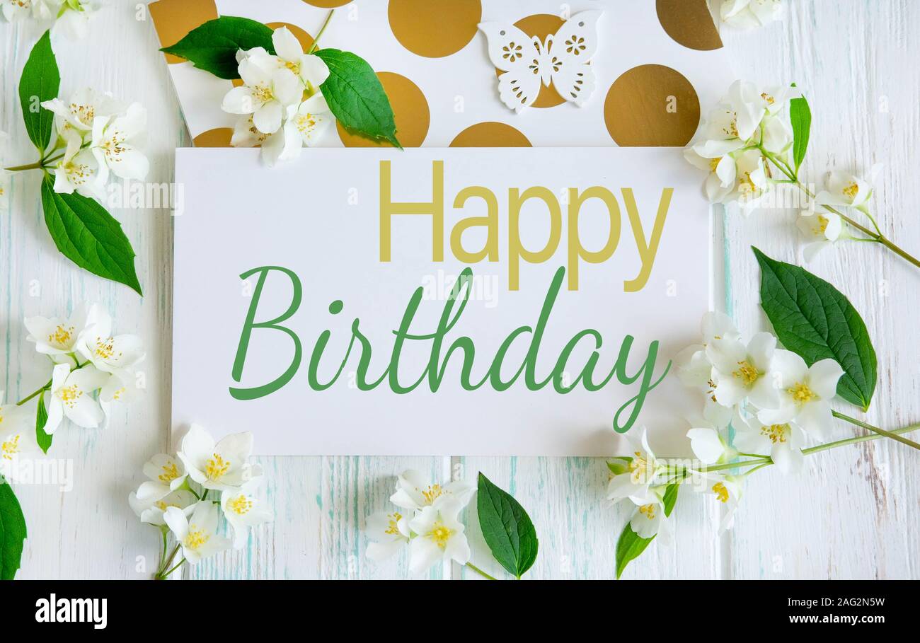 Joyeux Anniversaire Carte Postale Avec Des Fleurs De Jasmin Sur Un Fond De Bois Carte Mere Amie Petite Amie A La Naissance Photo Stock Alamy