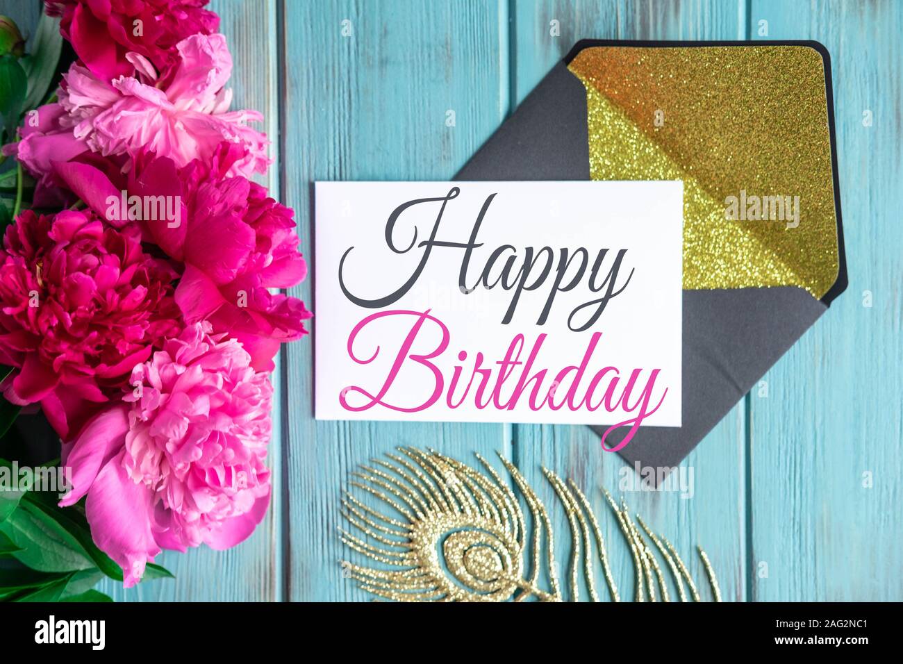 Joyeux Anniversaire Carte Postale Avec Des Fleurs De Pivoines Sur Un Fond De Bois Avec Enveloppes Photo Stock Alamy