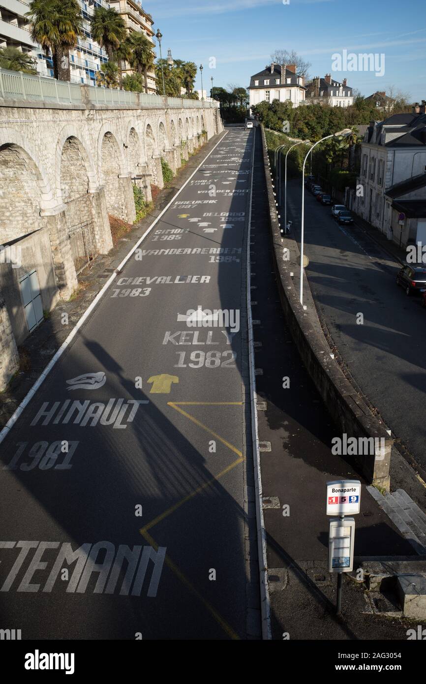 PAU FRANCE - sur l'Avenue Napoléon Bonaparte 'LA PENTE EST PEINTE" ( la pente est peint ) À PROPOS DE SOIXANTE NOMS DE CYCLISTE QUI ONT GAGNÉ UNE ÉTAPE DU TOUR DE FRANCE DEPUIS 1930 - Chaque ANS PAU EST UNE ÉTAPE DU TOUR DE FRANCE - CYCLISME - cyclisme - SPORT HISTOIRE INTERNATIONALE © Frédéric Beaumont Banque D'Images