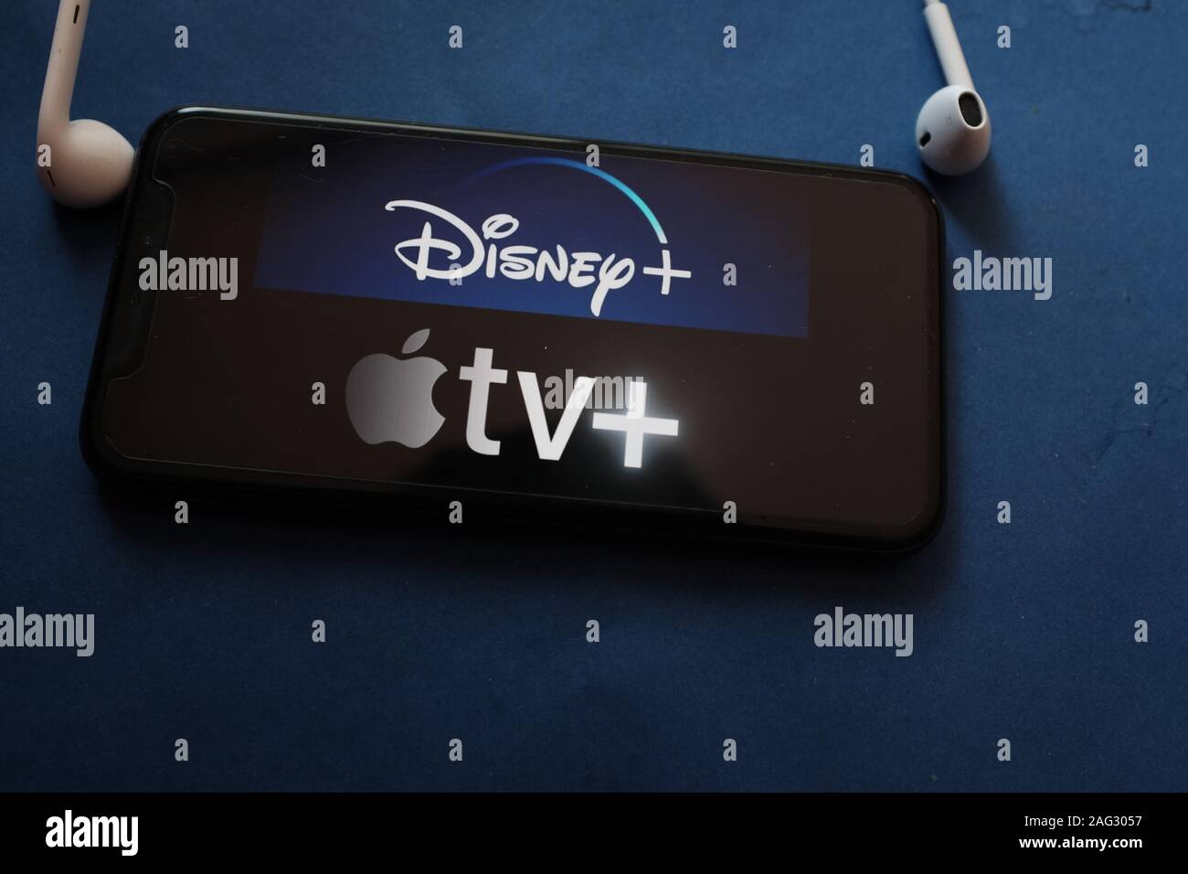 United States, New York. Samedi 28 Septembre, 2019. Macbook et iphone 11 avec le nouveau Disney Plus service.  + Disney sera un flux vidéo en ligne Banque D'Images