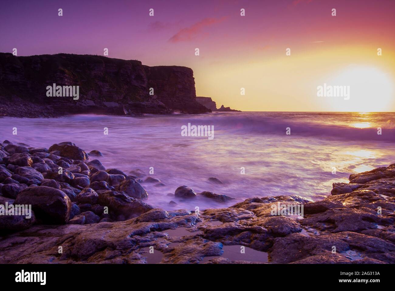 Coucher de soleil violet. Belle vue sur la côte de Cantabrie. Espagne Du Nord. Banque D'Images