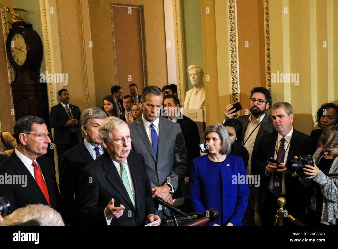 Washington, District de Columbia, Etats-Unis. 25Th Dec 2019. United States Chef de la majorité au Sénat Mitch McConnell (républicain du Kentucky), centre, prend la parole à une conférence de presse sur la colline du Capitole à Washington, DC, le mardi 17 décembre 2019. Crédit : Alex Wroblewski/CNP Crédit : Alex Wroblewski/CNP/ZUMA/Alamy Fil Live News Banque D'Images