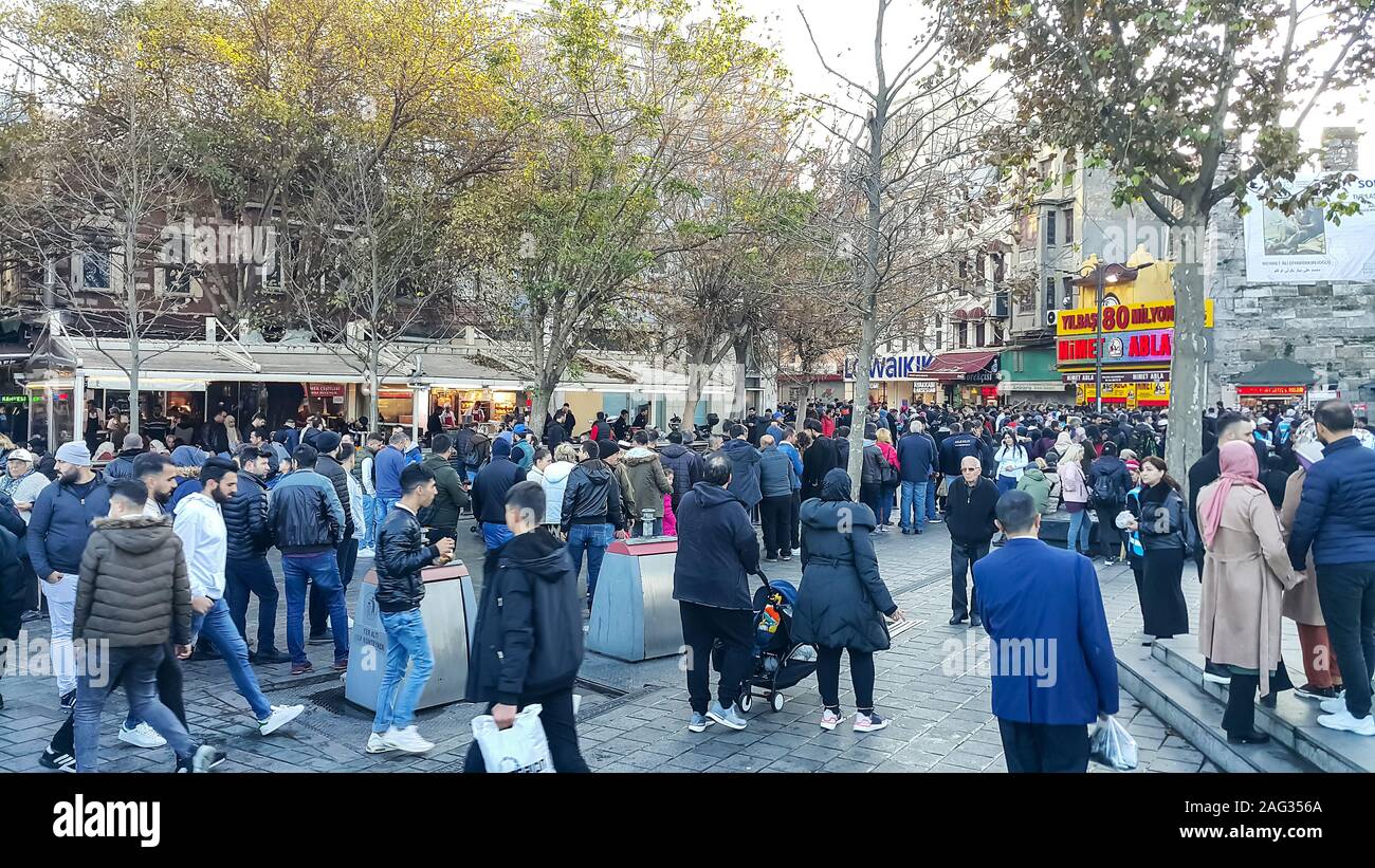 Les gens affluent pour acheter des billets pour la grande loterie de l'an. L'endroit le plus populaire pour acheter le billet est la Nimet Abla kiosque à l'Eminönü, Istanbul. Banque D'Images
