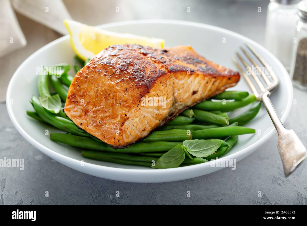 Saumon grillé servi avec des haricots verts Banque D'Images