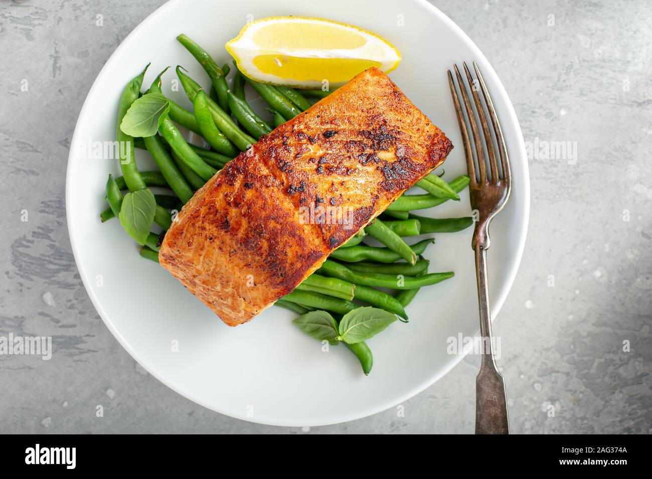 Saumon grillé servi avec des haricots verts Banque D'Images