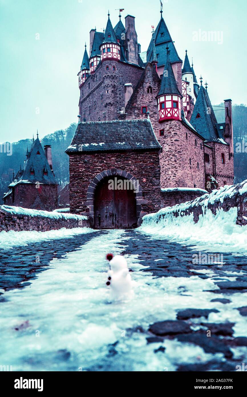 Plan vertical du château d'Eltz à Wierschem en Allemagne hiver avec un petit bonhomme de neige à l'avant Banque D'Images