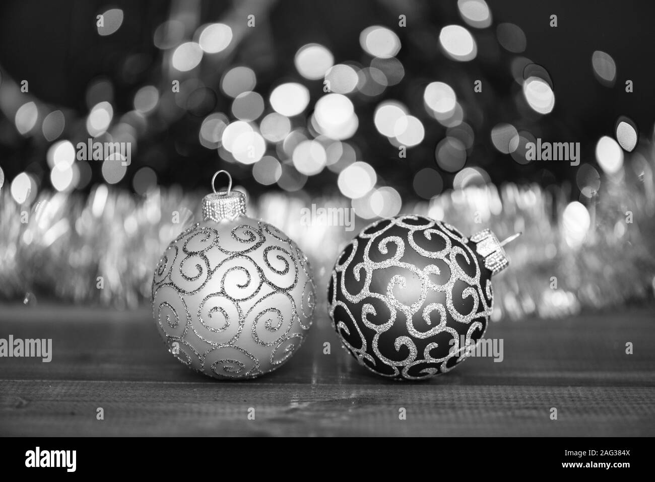 Concept des vacances d'hiver. Diverses décorations de Noël. Boules de décoration de Noël sur bleu surface en bois. Symbole de la nouvelle année et les vacances de Noël. La décoration de Noël avec des jouets traditionnels. Banque D'Images