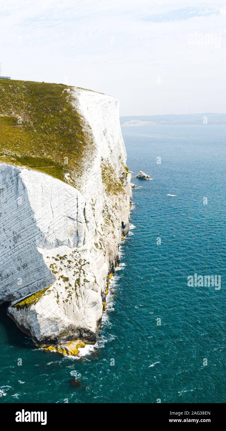 Prise de vue verticale grand angle de l'île de Wight vers l'intérieur Le Royaume-Uni sous le ciel bleu clair Banque D'Images