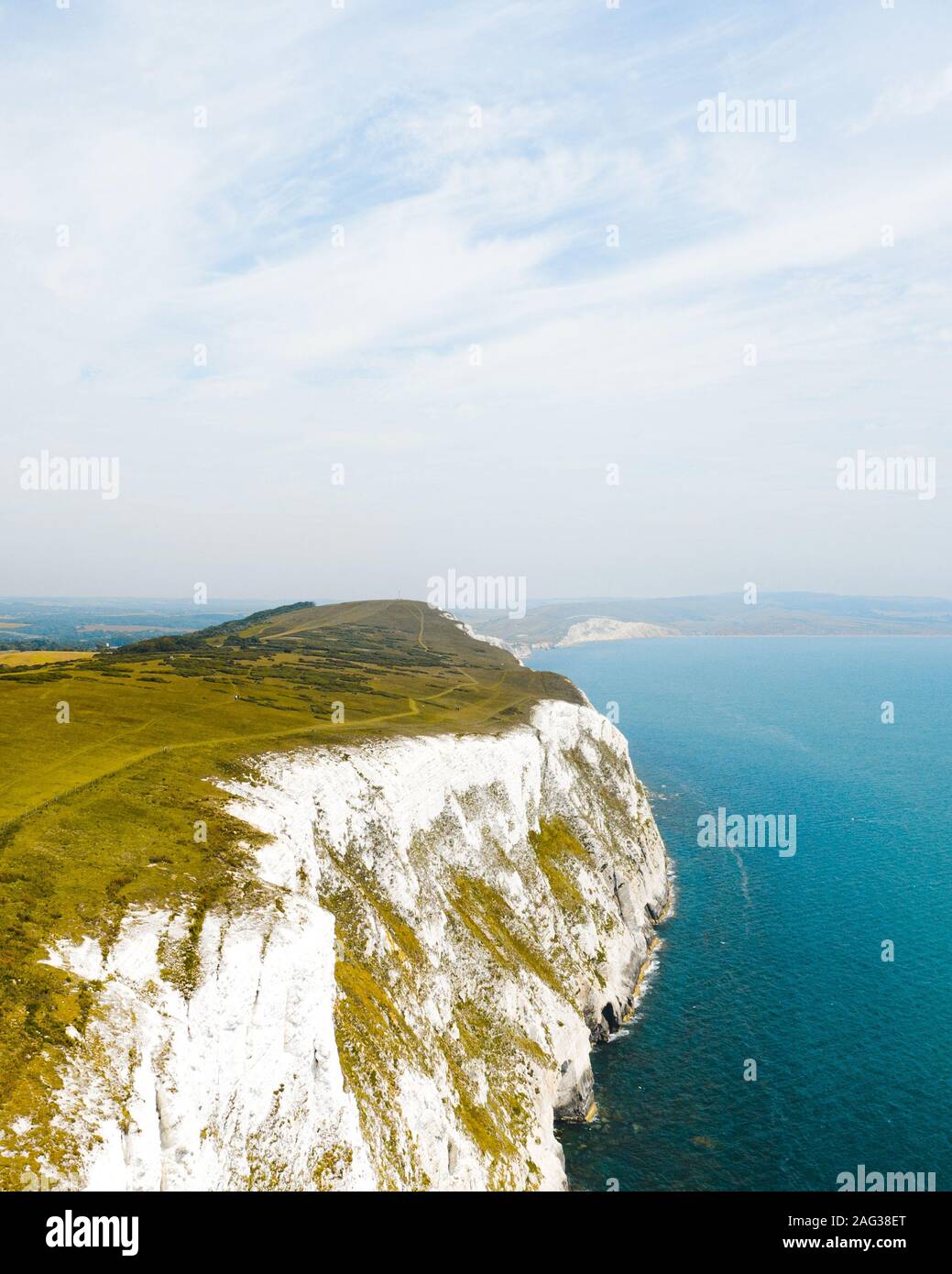 Prise de vue verticale grand angle de l'île de Wight vers l'intérieur Le Royaume-Uni sous le ciel bleu clair Banque D'Images