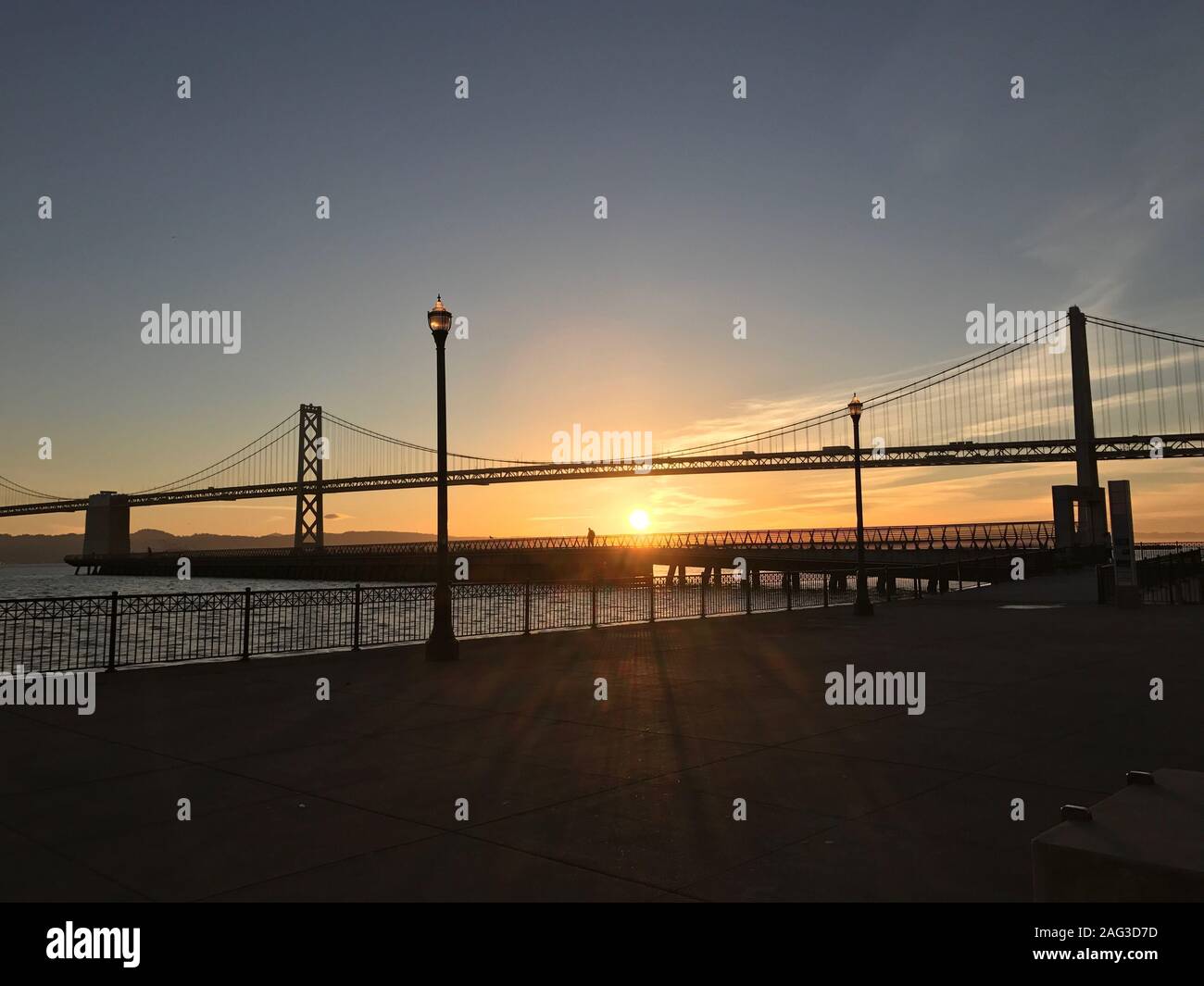 Silhouette du San Francisco Bay Bridge avec le stupéfiant vue du coucher de soleil en arrière-plan Banque D'Images
