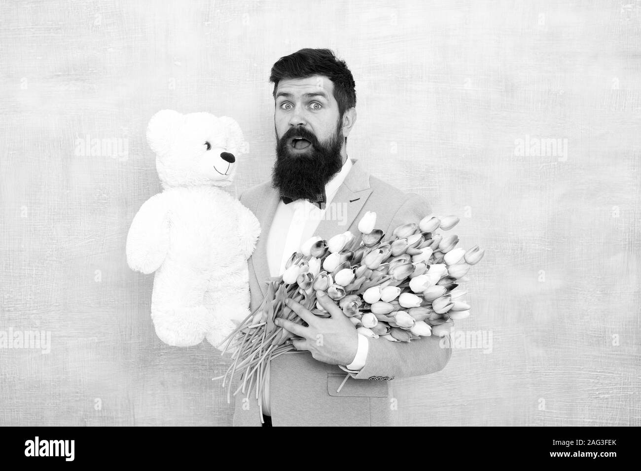 C'est mon meilleur été vacances jamais. l'amour avec des fleurs date. Joyeux Anniversaire de mariage.. printemps bouquet. 8 mars Journée des femmes.. Mature businessman formelle en homme barbu avec nœud papillon fleurs tulipes. Banque D'Images