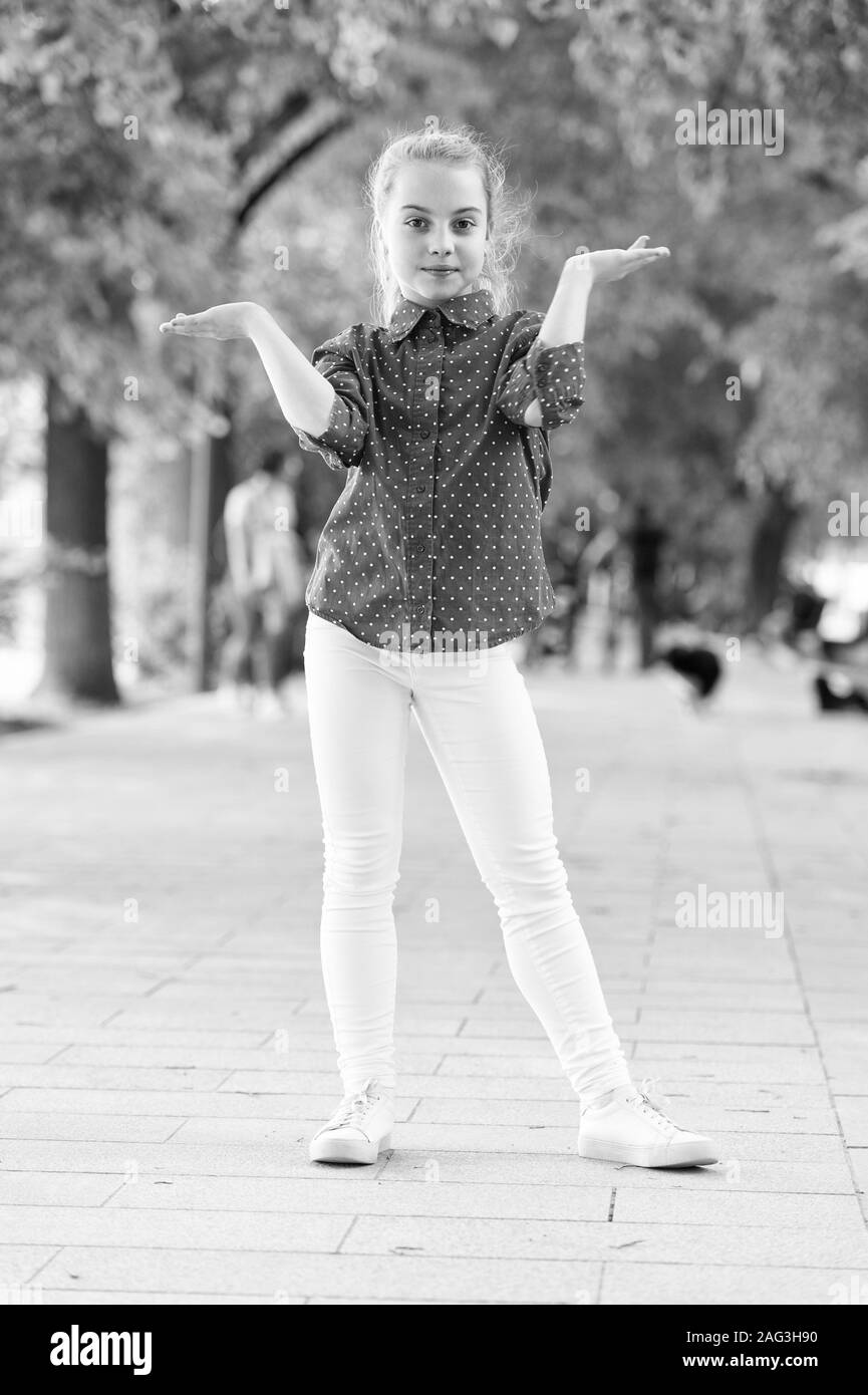 Croissance et le développement de l'enfant. Adorable petite fille jouant au parc d'été. Le développement sain des enfants et la santé. Le développement et la croissance. Banque D'Images