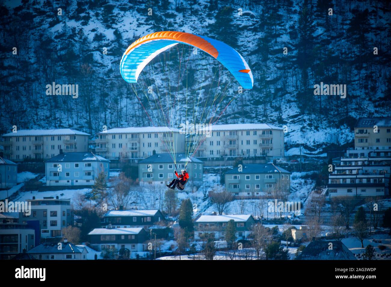 Parapente en train d'atterrir sur un fond urbain. Banque D'Images