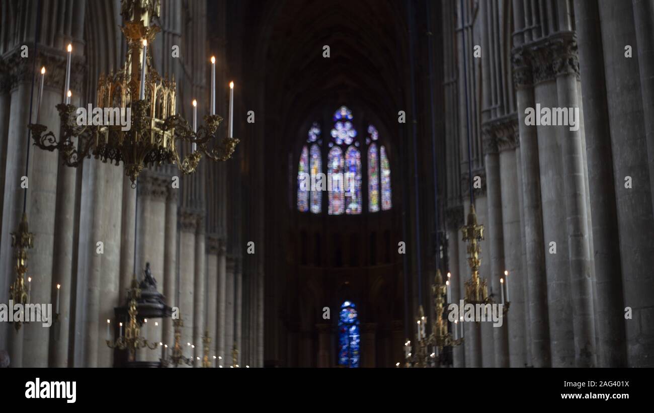 Belle photo de l'intérieur d'une église avec éclairé bougies et colonnes en béton Banque D'Images