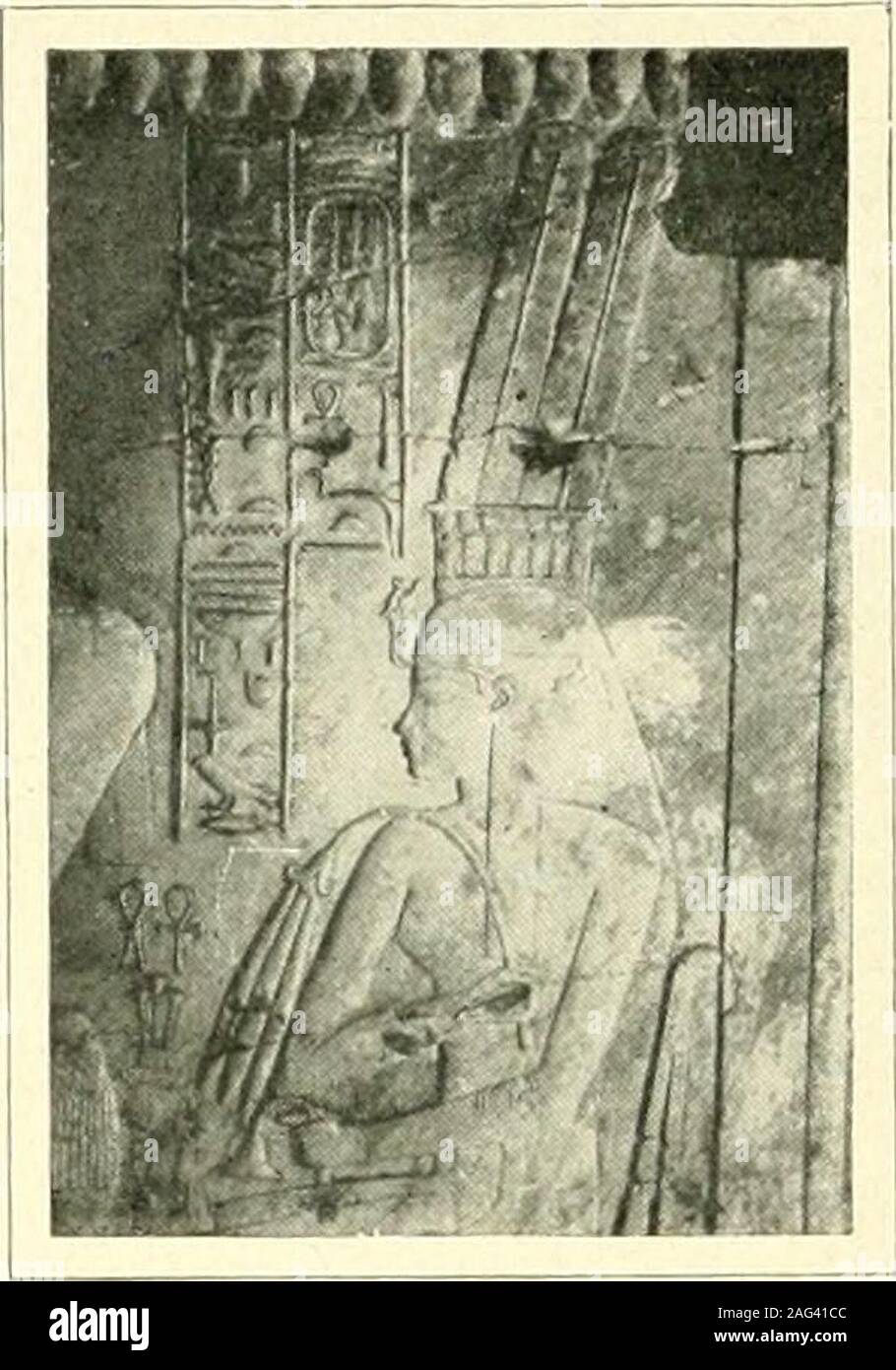 . Égypte. 179. FiG. 320. - La reine d'un ChéîkhAbd Tîyi,-el-Gournah. (Cliché Weigall.) EGYPTE apprécié dans son ensemble, estce que lécole une thébame produitde meilleur sous les Ahmessides.La statue mutilée à dAménôthès lassynenne !II habillé est une excentri-cité (fig. 318). Le groupe gigantesquedAménôthès III et de Tiyi, au mu-sée du Caire (fig. 319), est une mer-veille de facture matérielle, mais riende plus, et il quelimmensité na dautre mérite des proportions. Les pertes de la coopération en grès rouge that the same Pha-raon assit à lentrée de son templefunéraire sur la rive gauche de Thèbes,les deux Memnons, Banque D'Images