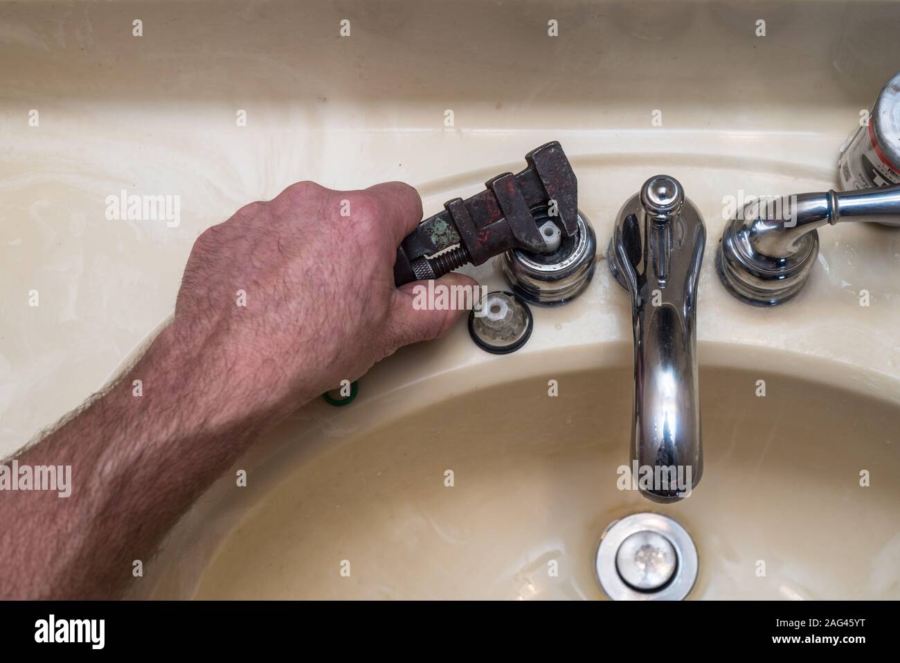 Un centre de photo d'un robinet cassé avec un homme travaillant sur  l'évier.. Parfait pour une petite annonce plomberie Photo Stock - Alamy