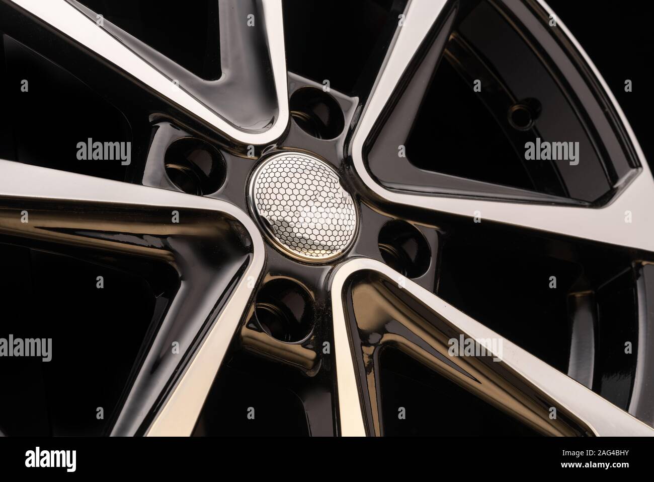 Disque en aluminium moderne de roues en alliage, close-up sur fond noir, de rayons et la jante. Banque D'Images