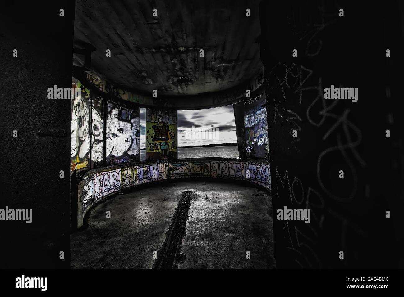 VANCOUVER, CANADA - Aug 22, 2017 : vue de l'intérieur d'un bunker d'observation WW2 abandonné au large de North Vancouver, British Columbia, rempli d'une Banque D'Images