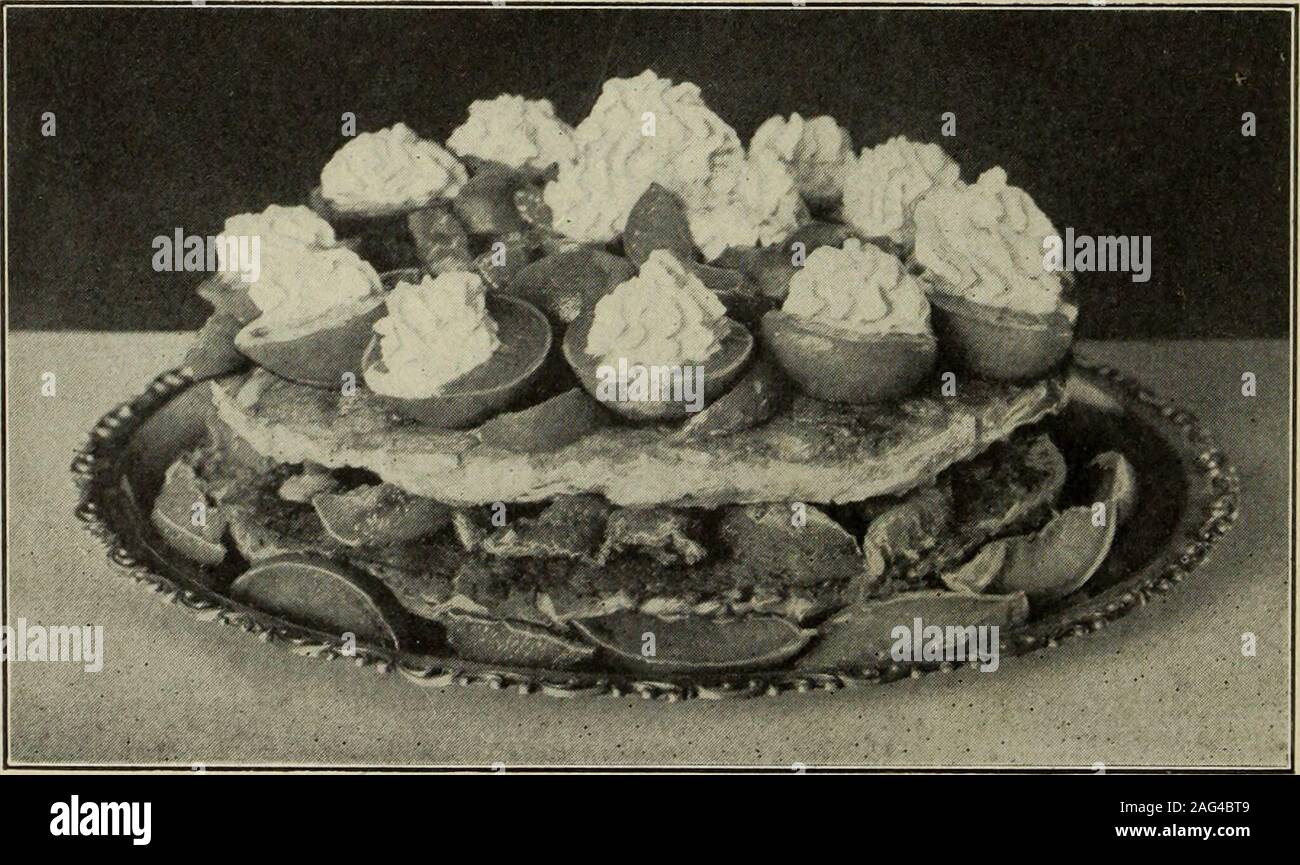 . Cuisine américaine. ^^nge pour réchauffer un peu, non pas tocook. Tamiser ensemble deux tasses de pastryflour, une demi-cuillerée à café de sel, et tworounding cuillerées à thé de poudre à pâte.Avec deux couteaux coupés en un tiers un raccourcissement cupof, puis mélanger jusqu'à obtention d'une pâte avec du lait. Avec le couteau de mélange la pâte sur une surface farinée tournerle conseil ; mettre la farine pour devenir itin couché a littlethen pétrir légèrement et les rouler dans un sheetabout trois-quarts d'un pouce d'épaisseur, andcut en rondelles. Cuire sur fifteenminutes. Tirez les biscuits à part, andspread withcreamed généreusement chaque moitié beurre. Placez les moitiés de fruits au-dessus de la lampe entreet Banque D'Images