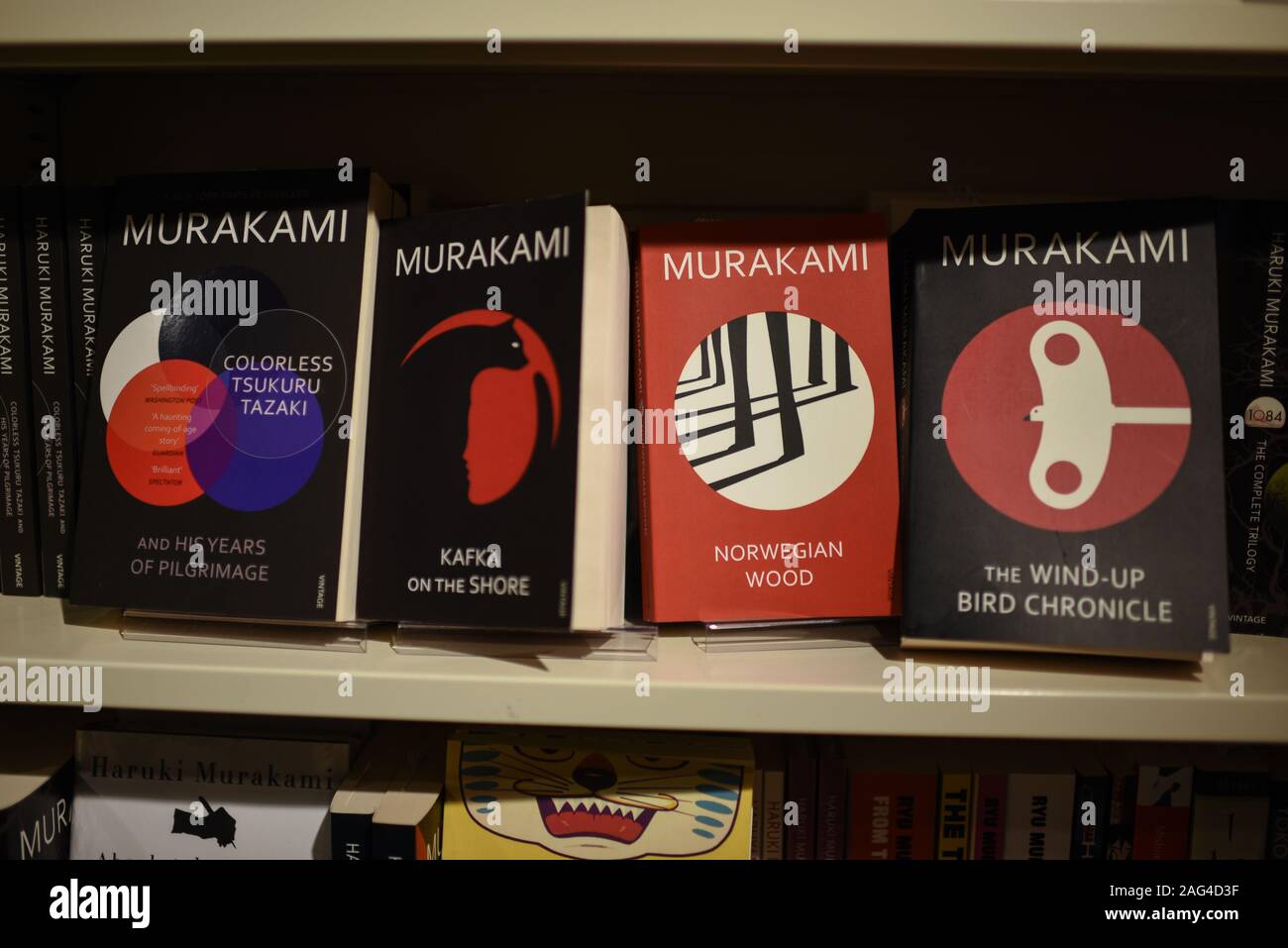 Haruki Murakami livres en rayon librairie, Tokyo, Japon Banque D'Images