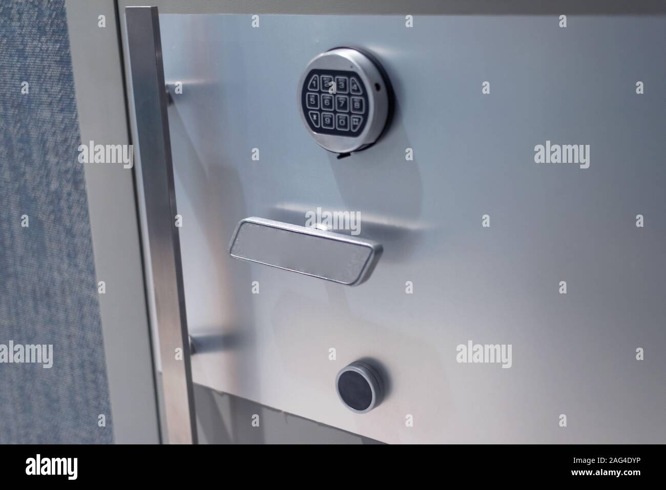 Chambre forte de banque porte avec code de sécurité de système d'alarme.  -Cell-fort avec le code verrou Photo Stock - Alamy