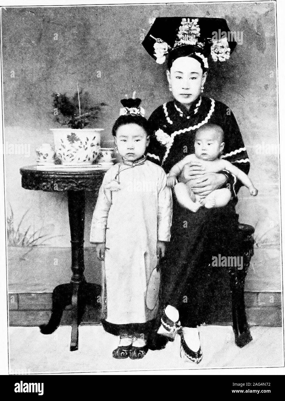 . L'ange jaune. k-^makedragon po-lite ! Heap buUy ! Ah Puck était fière de son anglais, pickedup sur la rue, et d'une école pour Chinesewomen, qu'elle a assisté à l'occasion. Elle a été diffusée d'une nuit à l'argot fraîchement acquis. Chaque chose a été bully ! Son Seigneur tardive inclus.Ah Puck était très heureux. C'était une distinction-tion d'être administré par le mec de Chinatown.à la veille de la Fiesta, le jeune womanrealized sa position sociale comme jamais auparavant. Nuit à sa langue semblait délié pour télévision à tery, tandis qu'elle s'est accroupi à ses pieds.Je dis à mari Hop Lee loman vous heap bon ! Shecajoled. Je dis que je vous donner heap b Banque D'Images