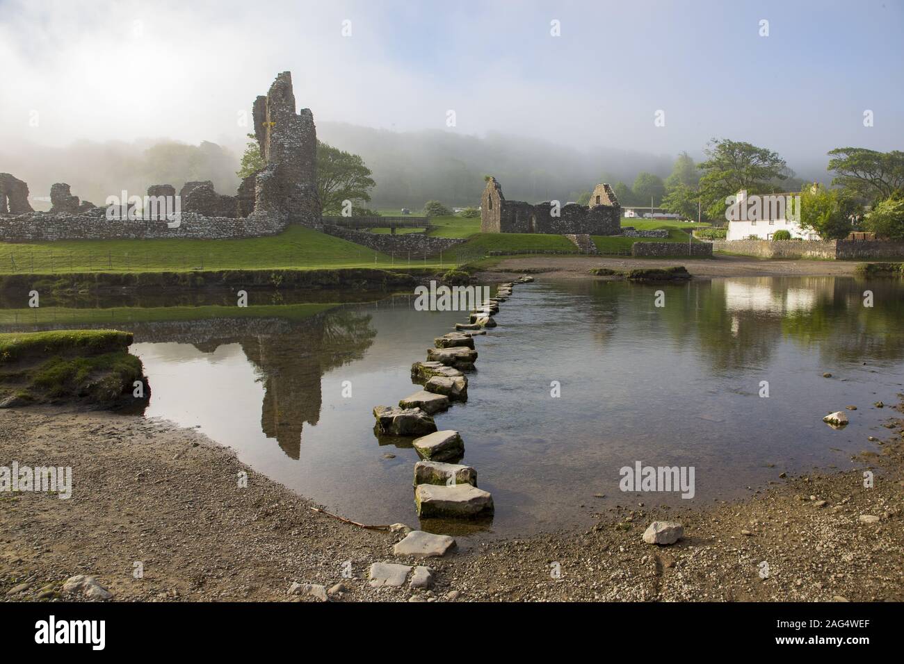 OGMORE, dans le sud du Pays de Galles, Royaume-Uni - Mai 22, 2015 : Matin brumeux au château de Ogmore avec pierres de gué pour traverser la rivière Ogmore Banque D'Images