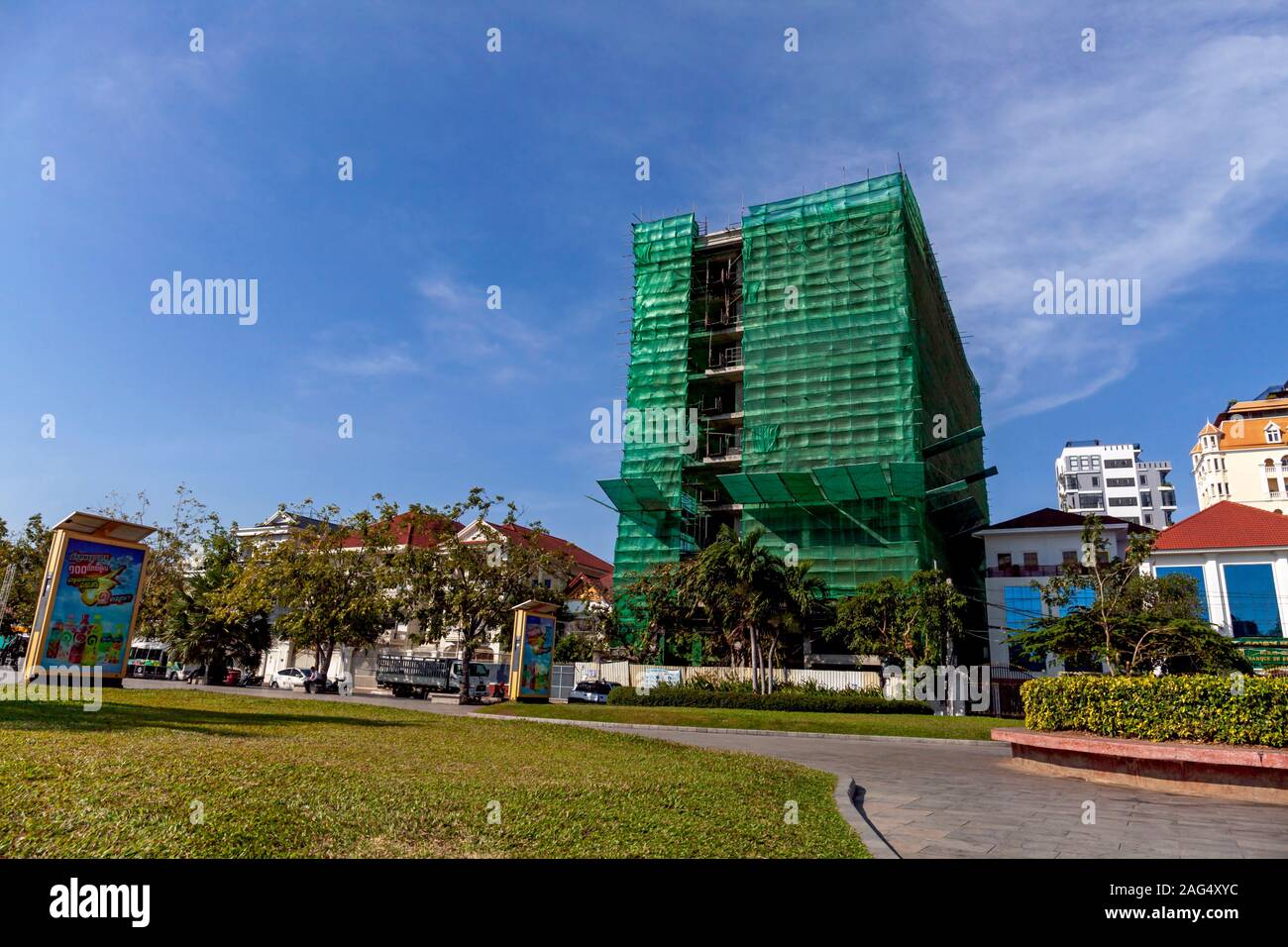 Un nouveau bâtiment historique donnant sur parc Wat Botum est drapé d'un filet de sécurité tout en vert en construction à Phnom Penh, Cambodge. Banque D'Images