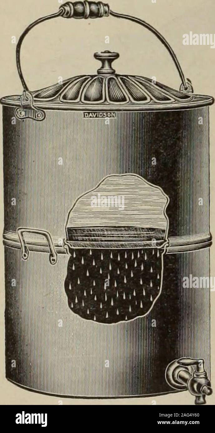 . Août-octobre 1912 Matériel de merchandising. Davidsons Cleveland émaillé bleu royal Outsidewith filtre un intérieur blanc neige-Capacité 12 Litres Filtre à travers une pierre naturelle qu'il était impossible pour thetyphoid germ pour obtenir le formulaire ci-dessous dans l'eau potable. Il areeasy à nettoyer et maintenir les mesures sanitaires comme tout ce qui est nécessaire est toscrub au large des sédiments prélevés sur le dessus de la pierre et l'ensemblefiltre est encore en parfait état et prêt pour un bon service.La partie supérieure du réservoir de filtre est fourni avec une poignée de libération sous caution et thebase a poignées latérales et un robinet nickelé. Nouveau stonescan facilement être refitt Banque D'Images