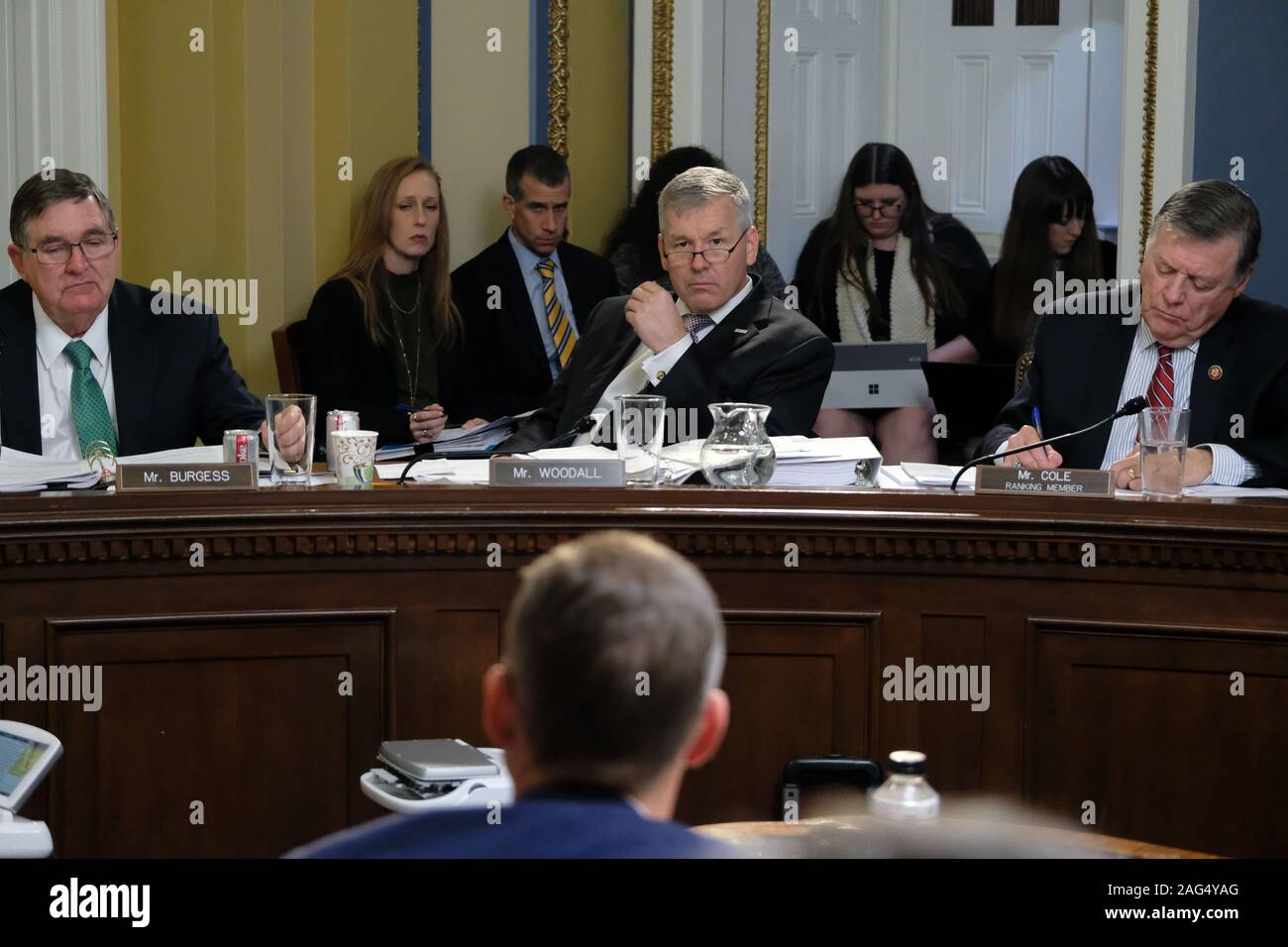 Les représentants des Etats-Unis Michael Burgess, (républicain du Texas), Tom Cole, (républicain de Géorgie), et Rob Woodall (républicain de Géorgie) écouter comme le Comité de la Chambre des débats H. Res. 755 destituer Président des États-Unis Donald Trump pour crimes et délits majeurs sur la colline du Capitole, à Washington, DC, le mardi 17 décembre 2019. Crédit : Alex Wroblewski/CNP /MediaPunch Banque D'Images