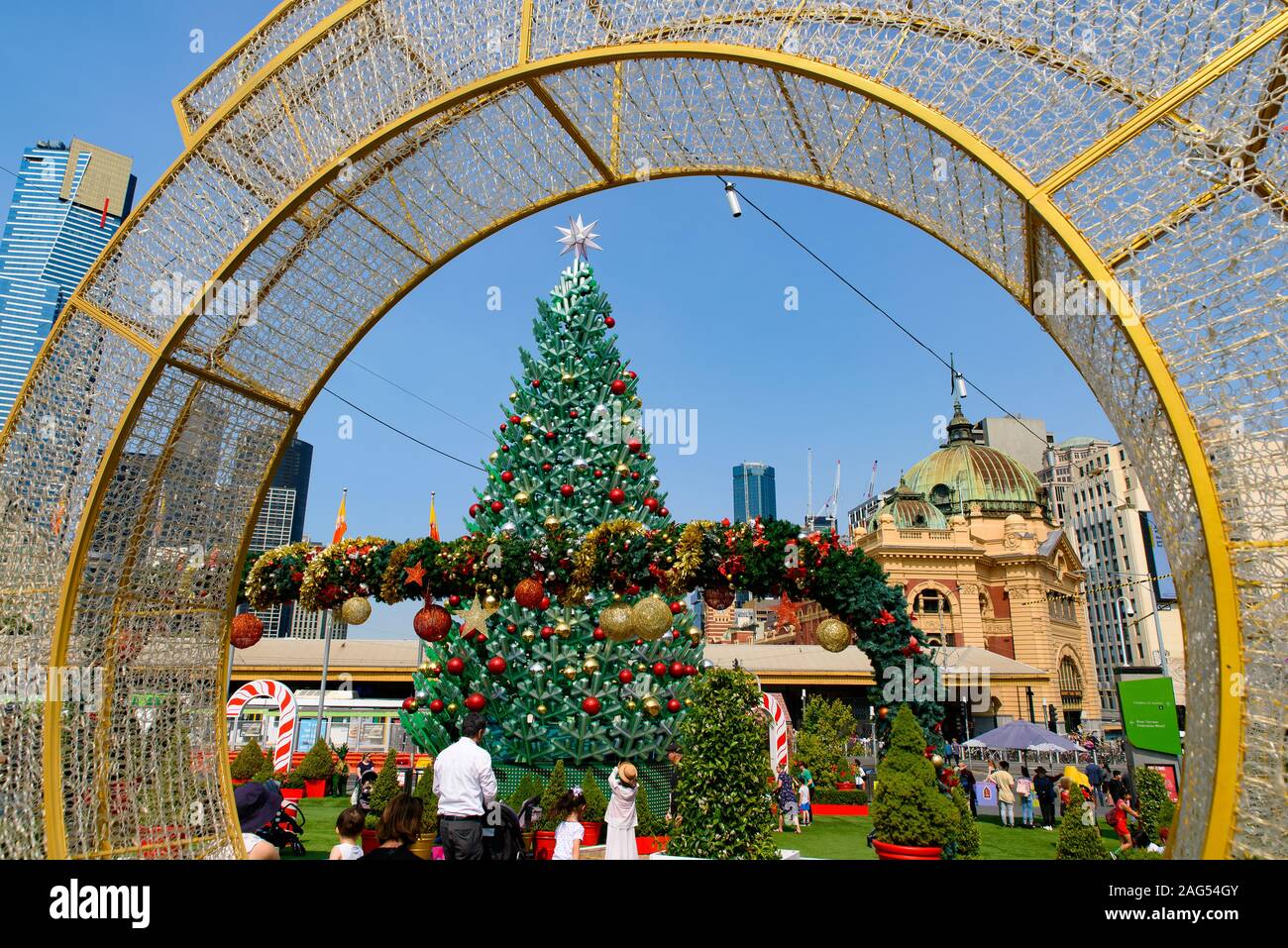 Arbre de Noël LED et décorations de Noël au Square à Federation Square à Melbourne, Australie Banque D'Images