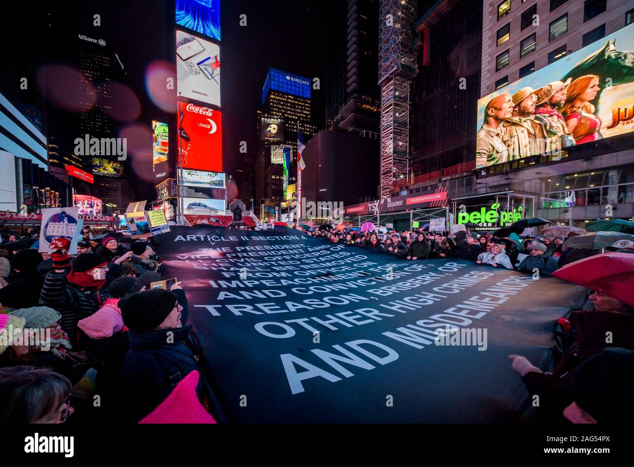 New York, USA. 25Th Dec 2019. La nuit avant que la Chambre des représentants adopte une voix sombre à attaquer Trump, des centaines de milliers d'Américains s'est joint à la ''Personne n'est au-dessus de la loi'' coalition à plus de 500 rallyes prévu dans le pays, invitant la Chambre à voter pour destituer le Président Donald Trump. Dans la ville de New York des milliers de manifestants sont descendus dans les rues, rassemblant le 17 décembre 2019 au père Duffy Square à Times Square, et marchaient sur Broadway à Union Square. Crédit : Erik McGregor/ZUMA/Alamy Fil Live News Banque D'Images