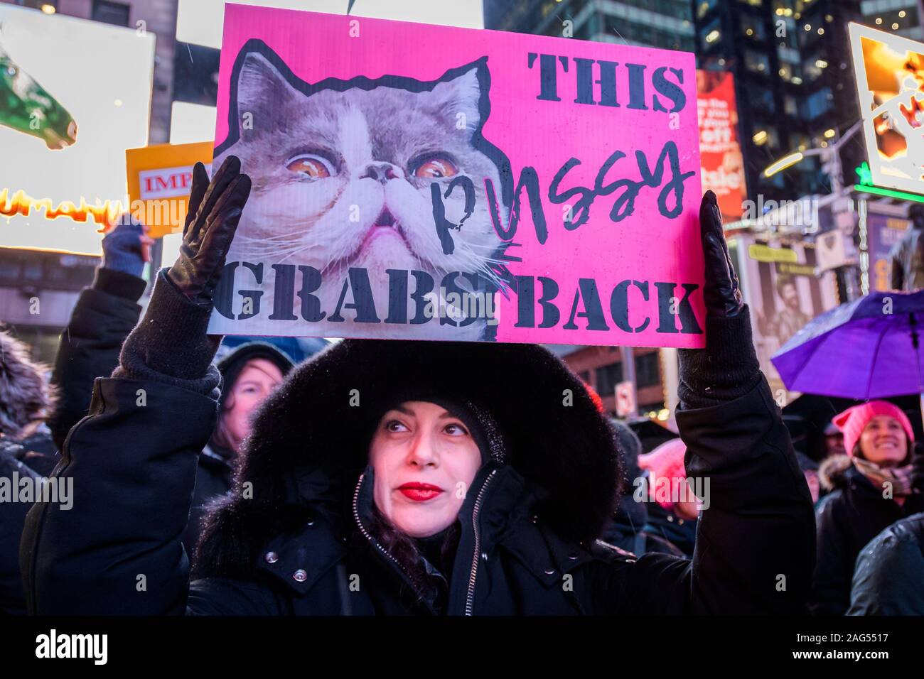 New York, USA. 25Th Dec 2019. La nuit avant que la Chambre des représentants adopte une voix sombre à attaquer Trump, des centaines de milliers d'Américains s'est joint à la ''Personne n'est au-dessus de la loi'' coalition à plus de 500 rallyes prévu dans le pays, invitant la Chambre à voter pour destituer le Président Donald Trump. Dans la ville de New York des milliers de manifestants sont descendus dans les rues, rassemblant le 17 décembre 2019 au père Duffy Square à Times Square, et marchaient sur Broadway à Union Square. Crédit : Erik McGregor/ZUMA/Alamy Fil Live News Banque D'Images