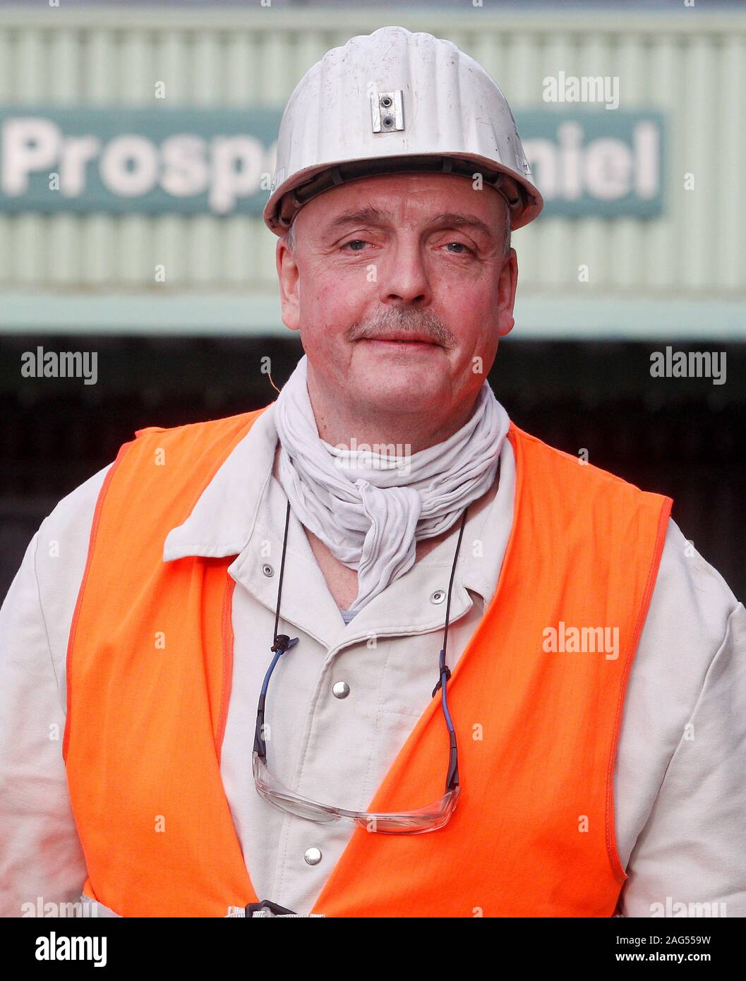 Bottrop, Allemagne. 25Th Dec 2019. Le mineur de la mine de Achim Flachmeier Prosper-Haniel se trouve en face de la mine de Prosper-Haniel. L'ingénieur minier a été chargée de préparer la mine, qui a été fermé pendant un an, pour la fermeture définitive de la mine. Credit : Roland Weihrauch/dpa/Alamy Live News Banque D'Images