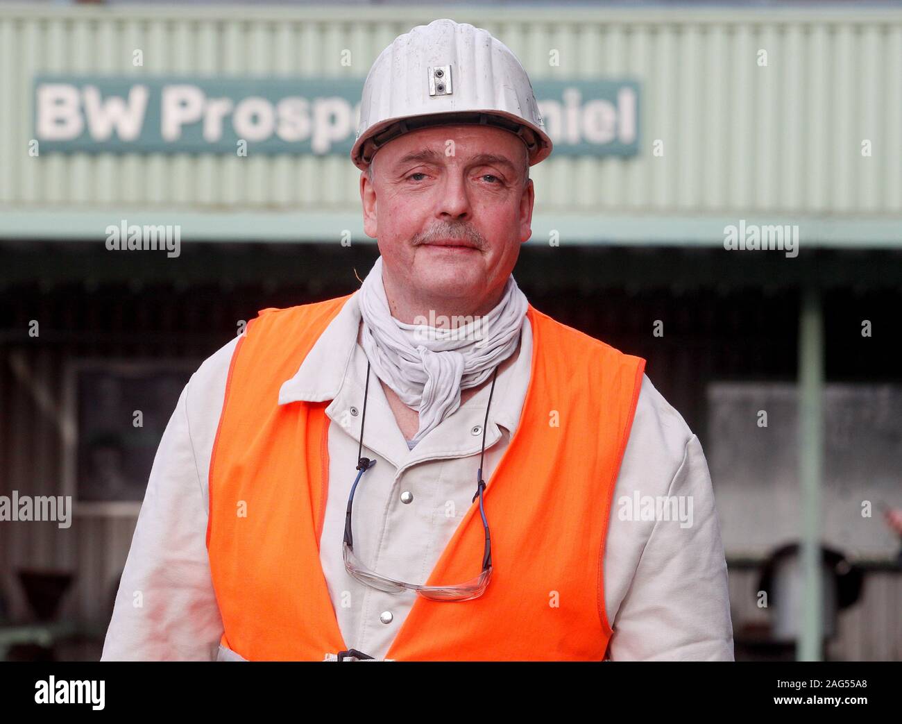 Bottrop, Allemagne. 25Th Dec 2019. Le mineur de la mine de Achim Flachmeier Prosper-Haniel se trouve en face de la mine de Prosper-Haniel. L'ingénieur minier a été chargée de préparer la mine, qui a été fermé pendant un an, pour la fermeture définitive de la mine. Credit : Roland Weihrauch/dpa/Alamy Live News Banque D'Images