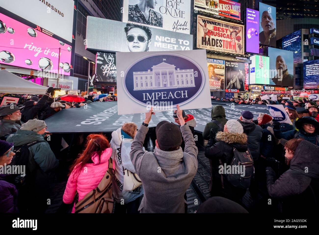 New York, USA. 25Th Dec 2019. La nuit avant que la Chambre des représentants adopte une voix sombre à attaquer Trump, des centaines de milliers d'Américains s'est joint à la ''Personne n'est au-dessus de la loi'' coalition à plus de 500 rallyes prévu dans le pays, invitant la Chambre à voter pour destituer le Président Donald Trump. Dans la ville de New York des milliers de manifestants sont descendus dans les rues, rassemblant le 17 décembre 2019 au père Duffy Square à Times Square, et marchaient sur Broadway à Union Square. Crédit : Erik McGregor/ZUMA/Alamy Fil Live News Banque D'Images