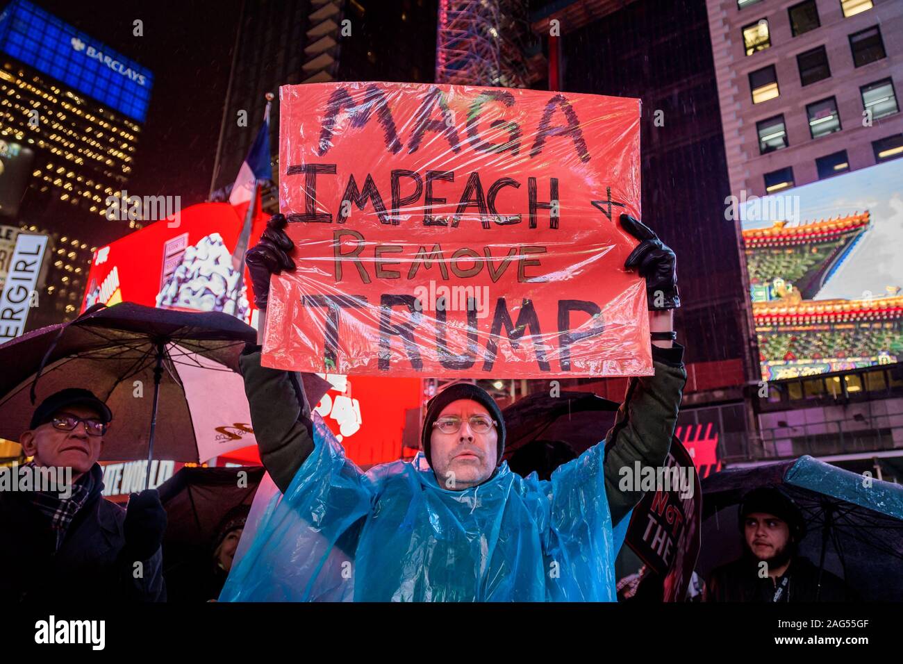 New York, USA. 25Th Dec 2019. La nuit avant que la Chambre des représentants adopte une voix sombre à attaquer Trump, des centaines de milliers d'Américains s'est joint à la ''Personne n'est au-dessus de la loi'' coalition à plus de 500 rallyes prévu dans le pays, invitant la Chambre à voter pour destituer le Président Donald Trump. Dans la ville de New York des milliers de manifestants sont descendus dans les rues, rassemblant le 17 décembre 2019 au père Duffy Square à Times Square, et marchaient sur Broadway à Union Square. Crédit : Erik McGregor/ZUMA/Alamy Fil Live News Banque D'Images