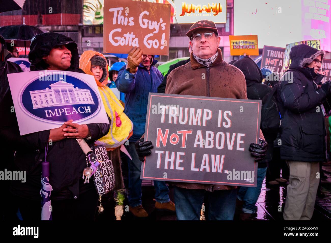 New York, USA. 25Th Dec 2019. La nuit avant que la Chambre des représentants adopte une voix sombre à attaquer Trump, des centaines de milliers d'Américains s'est joint à la ''Personne n'est au-dessus de la loi'' coalition à plus de 500 rallyes prévu dans le pays, invitant la Chambre à voter pour destituer le Président Donald Trump. Dans la ville de New York des milliers de manifestants sont descendus dans les rues, rassemblant le 17 décembre 2019 au père Duffy Square à Times Square, et marchaient sur Broadway à Union Square. Crédit : Erik McGregor/ZUMA/Alamy Fil Live News Banque D'Images