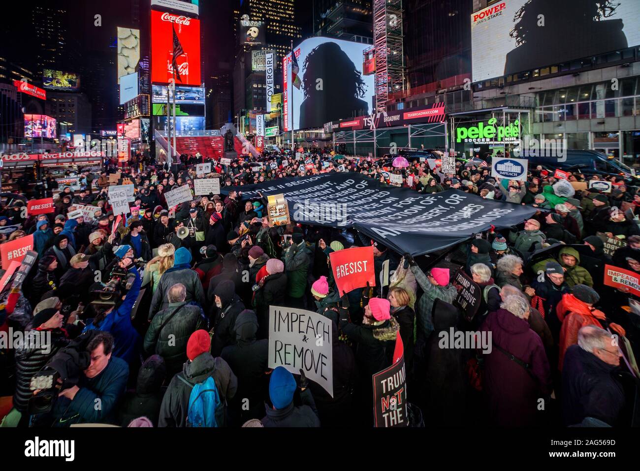 New York, USA. 25Th Dec 2019. La nuit avant que la Chambre des représentants adopte une voix sombre à attaquer Trump, des centaines de milliers d'Américains s'est joint à la ''Personne n'est au-dessus de la loi'' coalition à plus de 500 rallyes prévu dans le pays, invitant la Chambre à voter pour destituer le Président Donald Trump. Dans la ville de New York des milliers de manifestants sont descendus dans les rues, rassemblant le 17 décembre 2019 au père Duffy Square à Times Square, et marchaient sur Broadway à Union Square. Crédit : Erik McGregor/ZUMA/Alamy Fil Live News Banque D'Images
