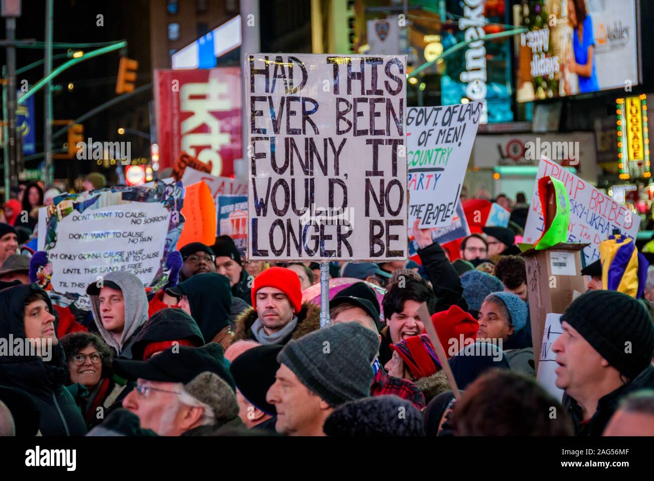 New York, USA. 25Th Dec 2019. La nuit avant que la Chambre des représentants adopte une voix sombre à attaquer Trump, des centaines de milliers d'Américains s'est joint à la ''Personne n'est au-dessus de la loi'' coalition à plus de 500 rallyes prévu dans le pays, invitant la Chambre à voter pour destituer le Président Donald Trump. Dans la ville de New York des milliers de manifestants sont descendus dans les rues, rassemblant le 17 décembre 2019 au père Duffy Square à Times Square, et marchaient sur Broadway à Union Square. Crédit : Erik McGregor/ZUMA/Alamy Fil Live News Banque D'Images