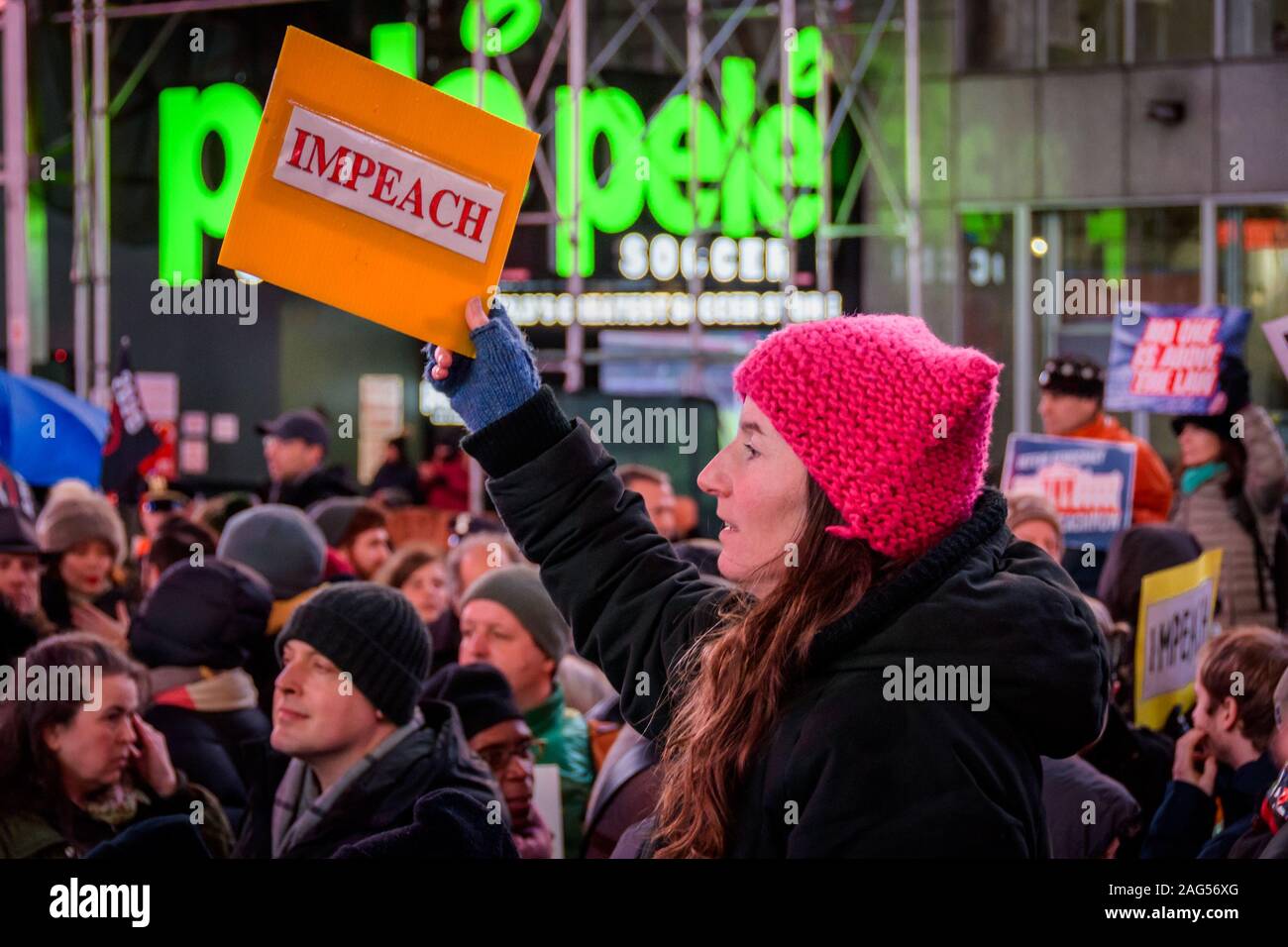 New York, USA. 25Th Dec 2019. La nuit avant que la Chambre des représentants adopte une voix sombre à attaquer Trump, des centaines de milliers d'Américains s'est joint à la ''Personne n'est au-dessus de la loi'' coalition à plus de 500 rallyes prévu dans le pays, invitant la Chambre à voter pour destituer le Président Donald Trump. Dans la ville de New York des milliers de manifestants sont descendus dans les rues, rassemblant le 17 décembre 2019 au père Duffy Square à Times Square, et marchaient sur Broadway à Union Square. Crédit : Erik McGregor/ZUMA/Alamy Fil Live News Banque D'Images