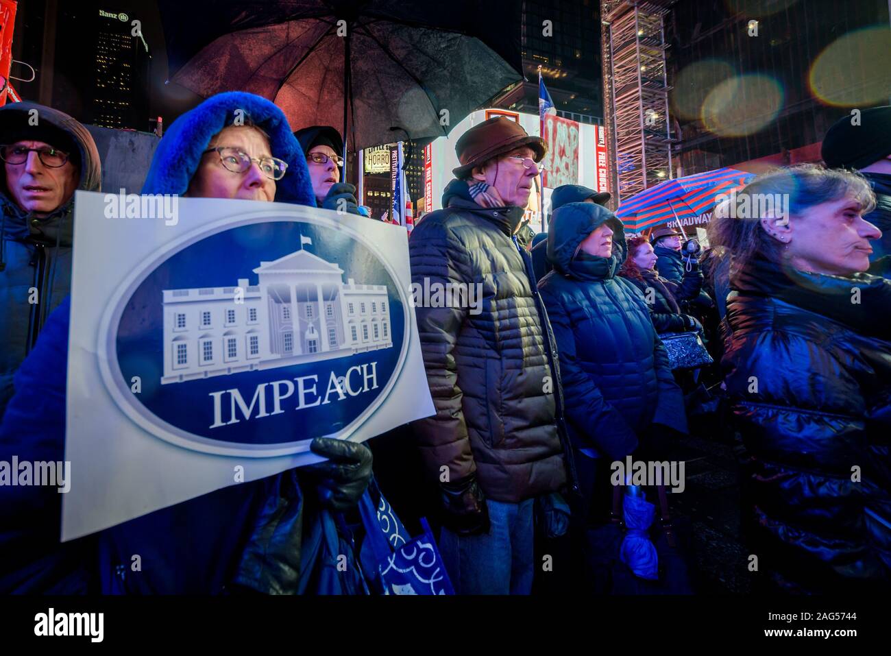 New York, USA. 25Th Dec 2019. La nuit avant que la Chambre des représentants adopte une voix sombre à attaquer Trump, des centaines de milliers d'Américains s'est joint à la ''Personne n'est au-dessus de la loi'' coalition à plus de 500 rallyes prévu dans le pays, invitant la Chambre à voter pour destituer le Président Donald Trump. Dans la ville de New York des milliers de manifestants sont descendus dans les rues, rassemblant le 17 décembre 2019 au père Duffy Square à Times Square, et marchaient sur Broadway à Union Square. Crédit : Erik McGregor/ZUMA/Alamy Fil Live News Banque D'Images