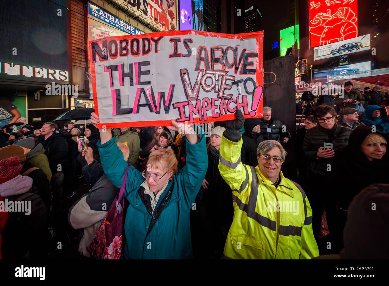 New York, USA. 25Th Dec 2019. La nuit avant que la Chambre des représentants adopte une voix sombre à attaquer Trump, des centaines de milliers d'Américains s'est joint à la ''Personne n'est au-dessus de la loi'' coalition à plus de 500 rallyes prévu dans le pays, invitant la Chambre à voter pour destituer le Président Donald Trump. Dans la ville de New York des milliers de manifestants sont descendus dans les rues, rassemblant le 17 décembre 2019 au père Duffy Square à Times Square, et marchaient sur Broadway à Union Square. Crédit : Erik McGregor/ZUMA/Alamy Fil Live News Banque D'Images